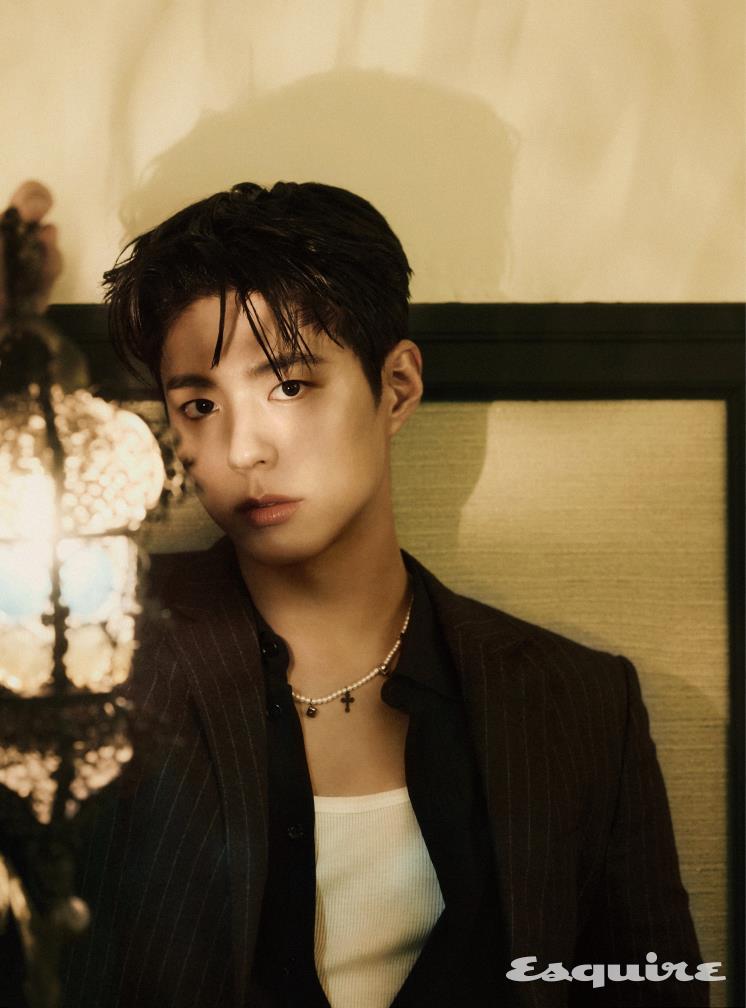 스트라이프 슈트, 셔츠, 네크리스 모두 셀린느 옴므.