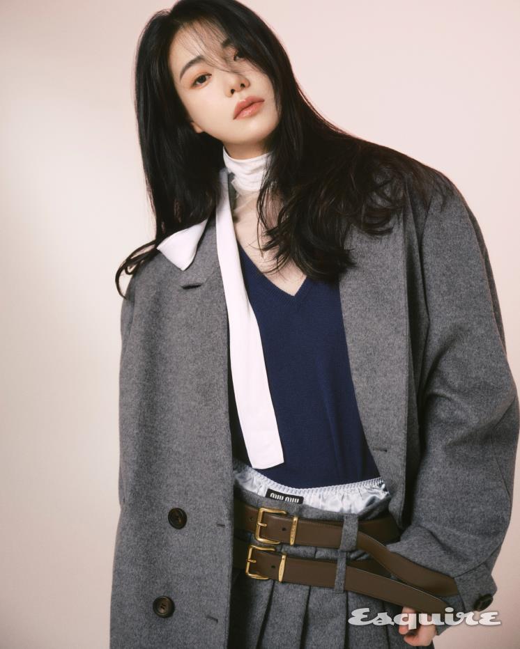 재킷, 니트 톱, 쉬어 톱, 스커트, 이너 쇼츠, 벨트, 모두 미우미우.