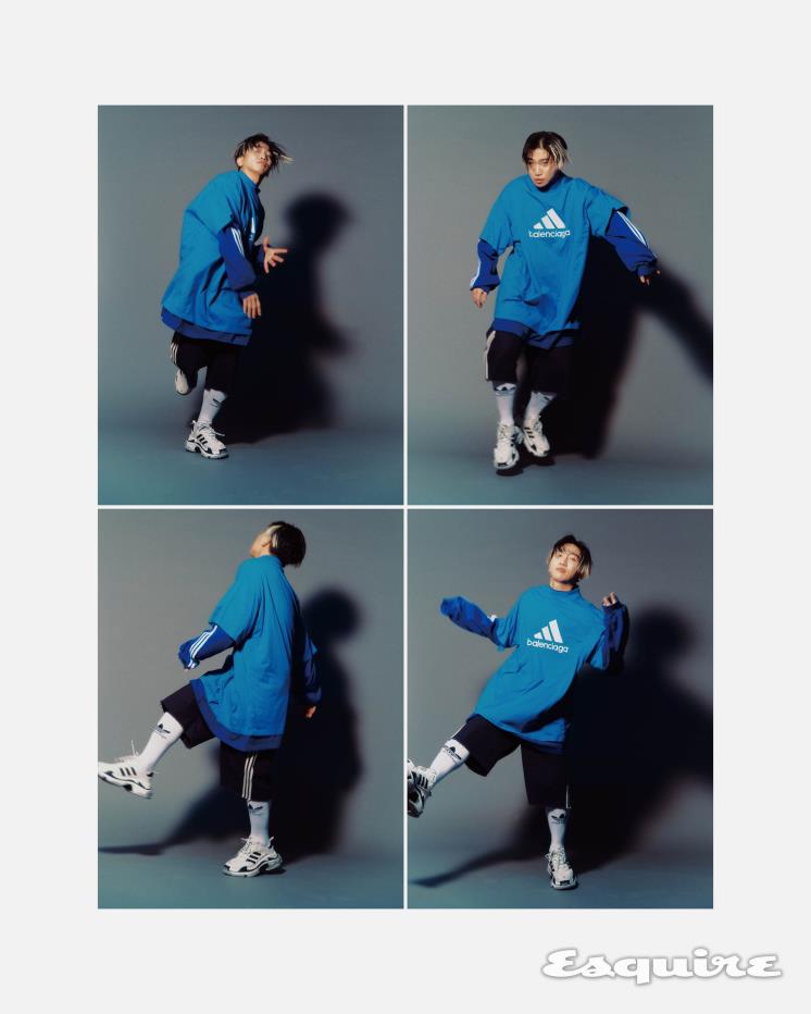 티셔츠, 롱 슬리브 톱, 버뮤다 팬츠, 스니커즈, 화이트 삭스 모두 발렌시아가.