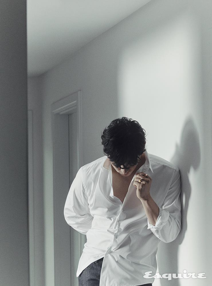 대담하면서도 모던한 스타일을 지녔다. 검지에 착용한 18K 핑크 골드에 다이아몬드를 세팅한 저스트 앵 끌루 링, 약지에 착용한 18K 옐로 골드 저스트 앵 끌루 링 모두 까르띠에. 셔츠 준지. 데님 팬츠 조르지오 아르마니.