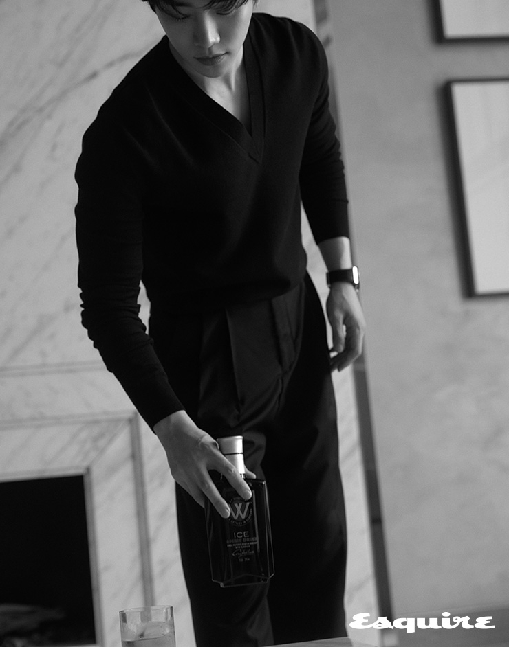 시계 위블로, 니트 톱, 팬츠 스타일리스트 소장품.