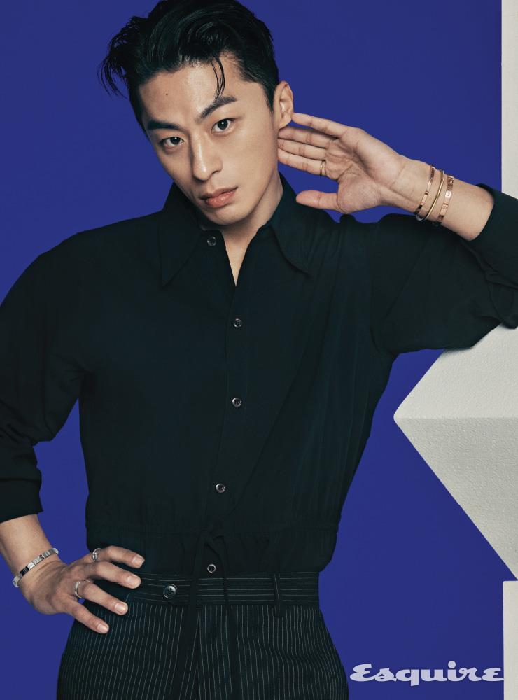 18K 옐로 골드 저스트 앵 끌루 스몰 링, 18K 핑크 골드 러브 스몰 브레이슬릿, 18K 옐로 골드 저스트 앵 끌루 브레이슬릿, 18K 핑크 골드 러브 브레이슬릿, 18K 화이트 골드 러브 브레이슬릿, 18K 화이트 골드 저스트 앵 끌루 링, 18K 화이트 골드 러브 웨딩 밴드 모두 까르띠에. 셔츠 프라다. 팬츠 8 by 육스.