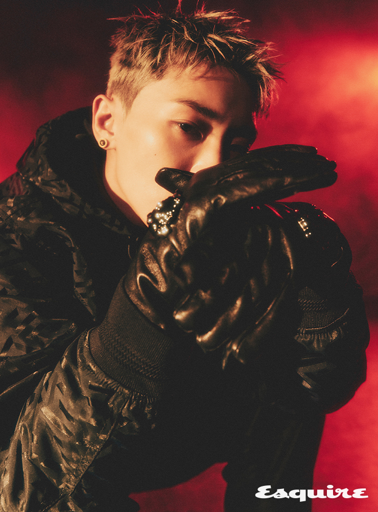 블랙 그래픽 프린트 후드 재킷, 블랙 팬츠, 블랙 레더 글로브 모두 베르사체.