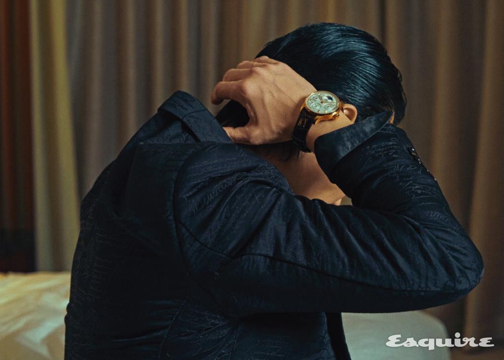 지름 44.2mm에 18캐럿 레드 골드 케이스, 화이트 다이얼의 포르투기저 퍼페추얼 캘린더 IWC. 레터링 재킷, 실크 셔츠 모두 벨루티. 