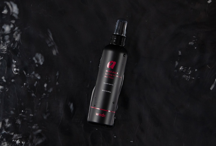  스타일링 수정에 용이하고 자연스러운 연출이 가능한 헤어 픽서. 메이크 아우라 컬링 앤 볼륨 헤어 픽서 200ml 17,900원.