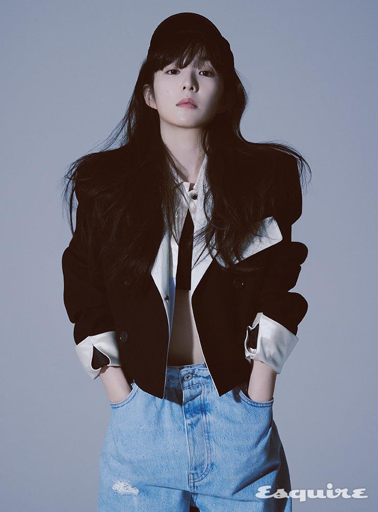 재킷 렉토. 셔츠, 데님 팬츠, 캡 모두 미우미우. 이너 톱 스타일리스트 소장품.