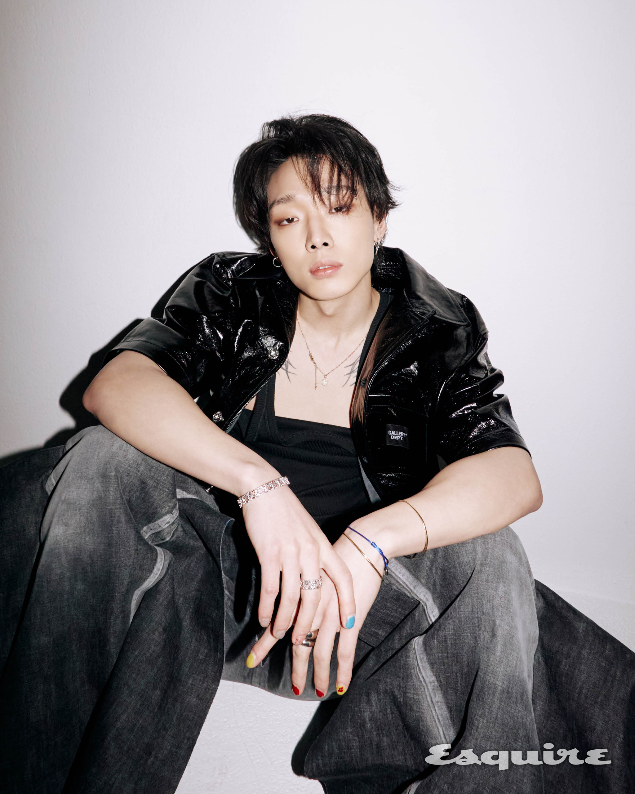 슬리브리스 톱 스타일리스트 소장품, 레더 셔츠 갤러리 디파트먼트, 와이드 데님 팬츠 디젤, 실버 브레이슬릿, 링 모두 펜디, 골드 액세서리 스타일리스트 소장품.