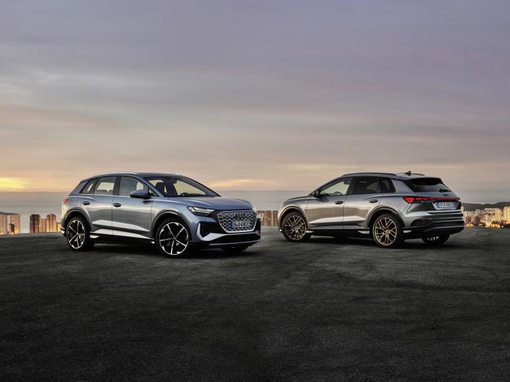 Audi Q4 50 e-tron quattro Static photo, Colour: Geyser blue, metallic Audi Q4 50 e-tron quattro Edition One Static photo, Colour: Typhoon gray
