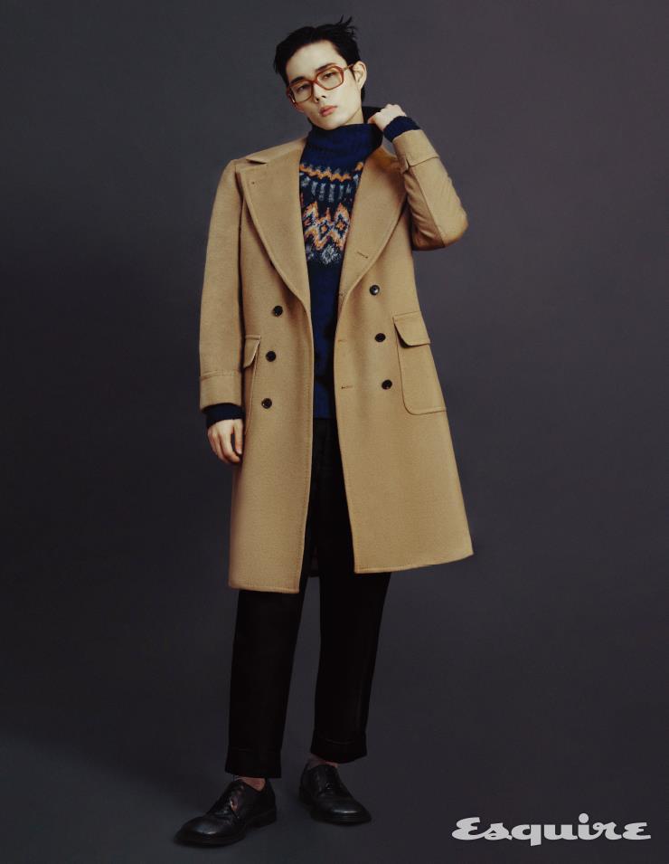 더블브레스티드 폴로 코트 149만9000원 수트서플라이. 터틀넥 스웨터 42만7000원하울린 by 샌프란시스코 마켓. 팬츠 가격 미정 토즈. 옥스퍼드 슈즈 가격 미정 페라가모.안경 29만9000원 젠틀몬스터.