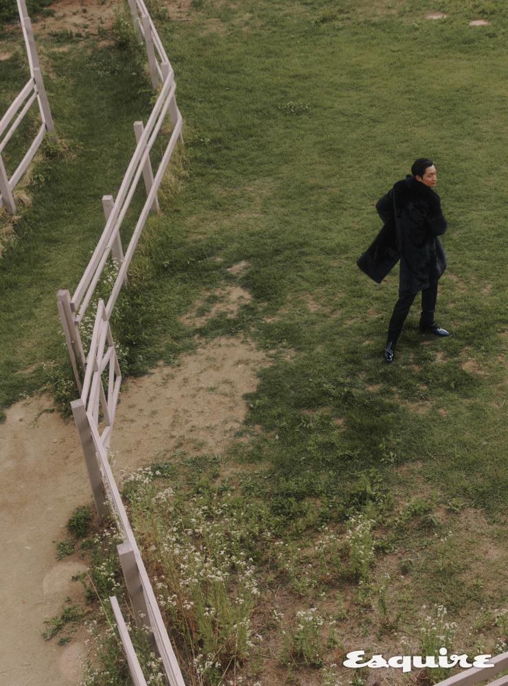 페이크 퍼 코트, 그레인 드 푸드레 하이웨이스트 팬츠, 페이턴트 레더 부츠 모두 생 로랑 by 안토니 바카렐로.