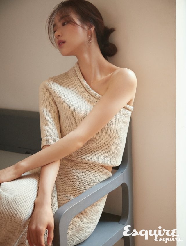 니트 톱, 니트 스커트 모두 코스. 귀걸이 밀튼스텔리.