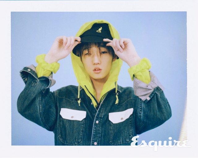 이너로 입은 점퍼 아디다스. 데님 셔츠, 바지 모두 캘빈클라인 진. 모자 캉골.