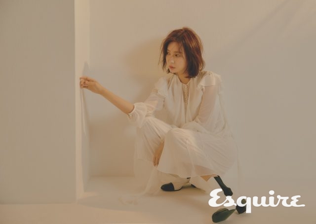 화이트 시폰 드레스 YCH. 슈즈 스타일리스트 소장품.