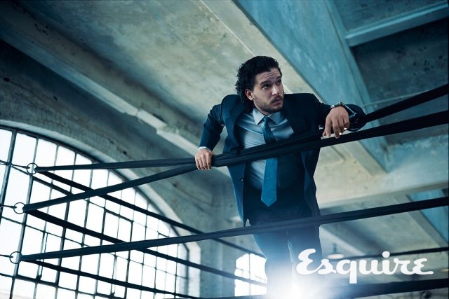 슈트, 셔츠, 타이 모두 엠포리오 아르마니.