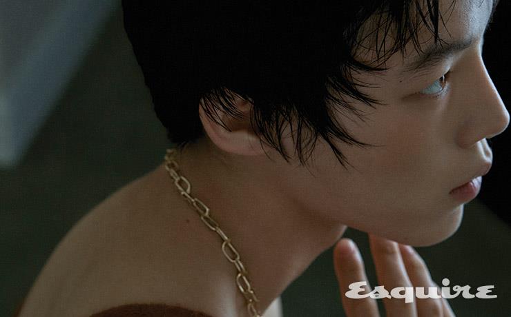 플립사이드 체인 네크리스 292만원 스티븐 웹스터. 슬리브리스 니트 가격 미정 드리스 반 노튼 by 분더샵 맨.