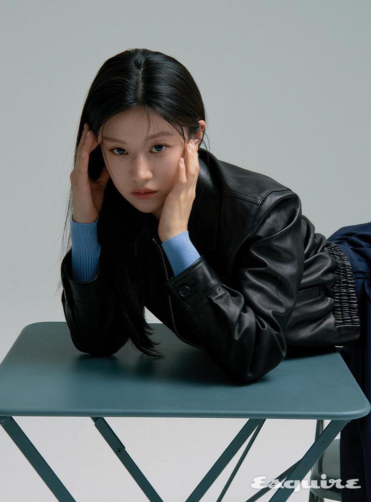 재킷, 니트, 스커트 모두 미우미우.