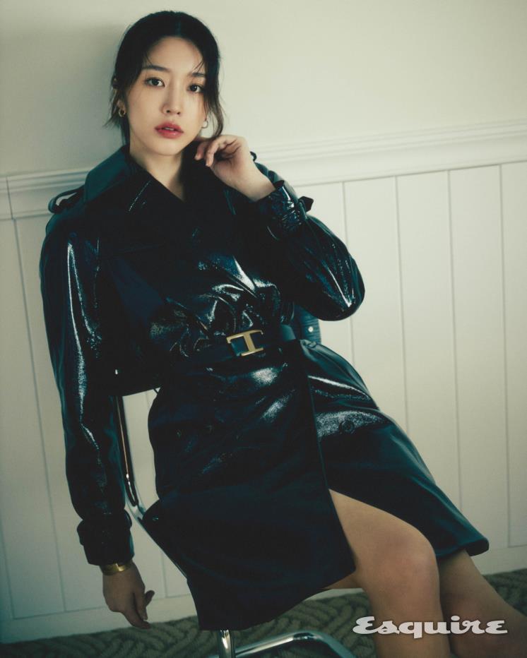 블랙 에나멜 코트 마이클코어스. 벨트, 골드 브레이슬릿 모두 토즈. 이어링, 링 모두 스타일리스트 소장품.