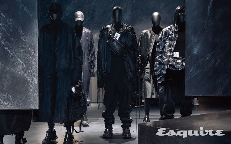 준지의 크리에이티브 디렉터 정욱준과 삼성전자 무선사업부 디자인팀장 강윤제. 행사가 열린 준지 도산 플래그십 스토어에선 2019 F/W 컬렉션을 만날 수 있었다.