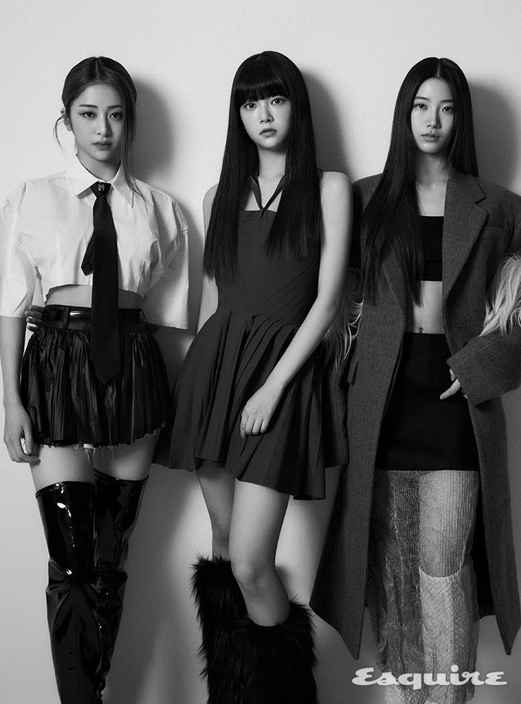 (윤진) 셔츠, 스커트, 타이 모두 본봄. 부츠 H&M. (은채) 드레스, 부츠 모두 본봄. (카즈하) 코트, 스커트 모두 프라다. 부츠 보테가 베네타. 톱 스타일리스트 소장품.