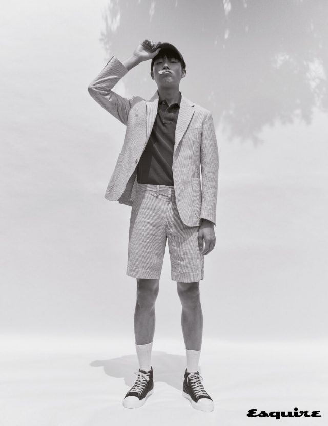 하늘색 줄무늬 시어서커 재킷, 반바지, 폴로 메시 셔츠, 클래식 볼캡 모두 폴로 랄프 로렌.