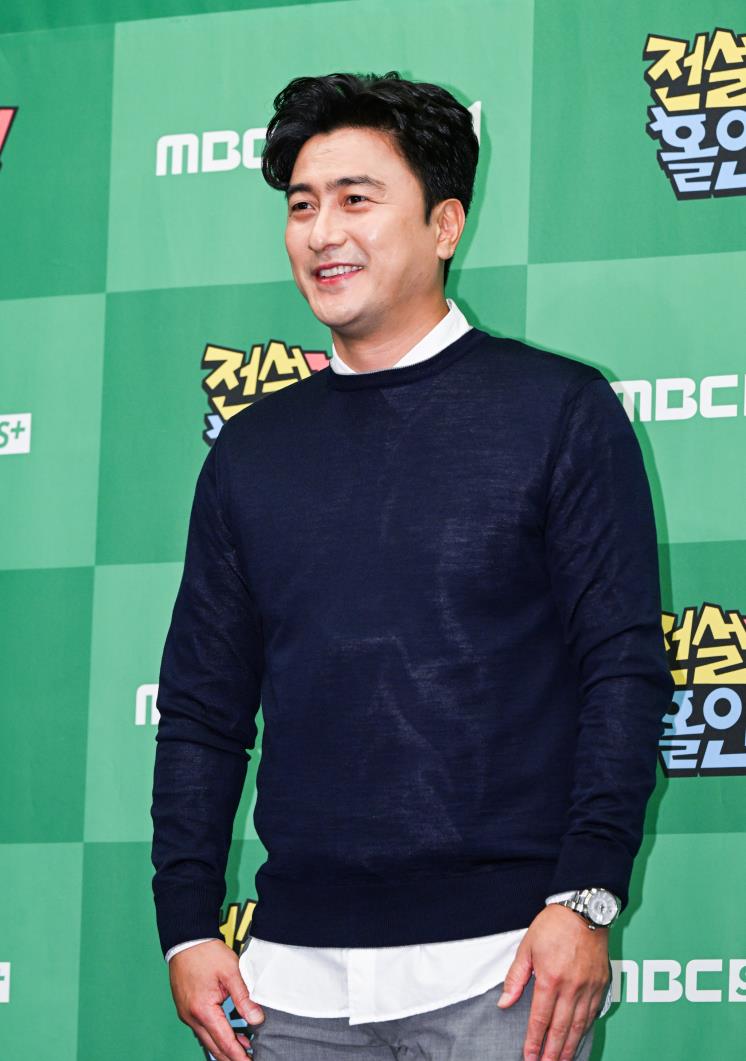 [OSEN=박준형 기자]19일 오전 서울 상암동 스탠포드 호텔에서 MBC에브리원 ‘전설끼리 홀인원’ 제작발표회가 진행됐다. ‘전설끼리 홀인원’은 축구와 농구 레전드 스타들이 펼치는 골프 대결로 축구부 안정환, 이동국, 조원희와 농구부 허재, 문경은, 현주엽이 출전한다. 안정환이 포즈를 취하고 있다. 2022.07.19 / soul1014@osen.co.kr