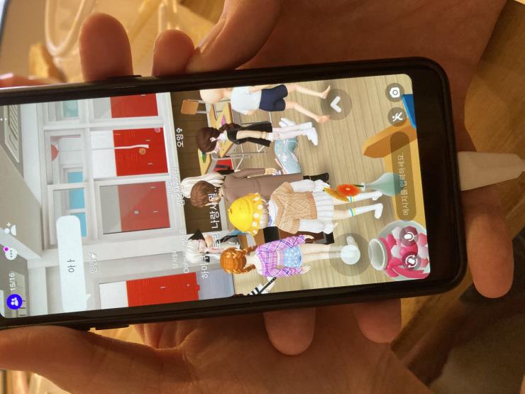 남동생의 아바타를 둘러싼 ZEPETO 친구들.