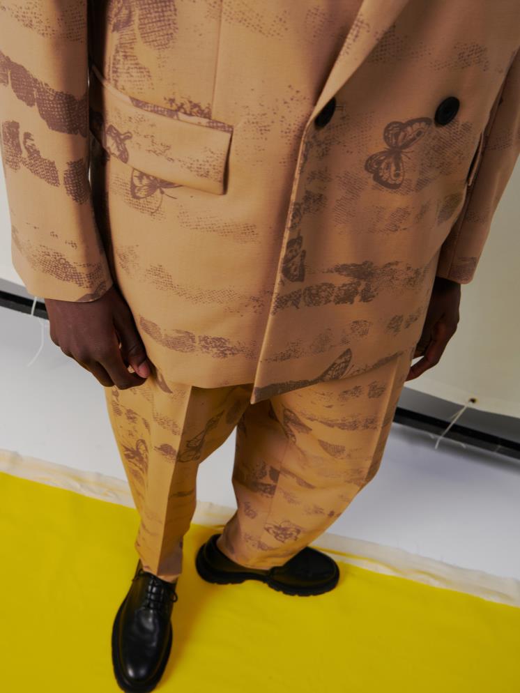 나비 패턴이 돋보이는 슈트