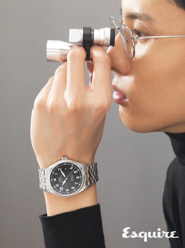 IWC 마크 18, 케이스 지름 40mm, 스테인리스 스틸 브레이슬릿. 1940년대 영국 공군 시계에서 영감을 얻었지만 지금은 한국의 새신랑들이 더 좋아하는 시계. 655만원. 검은색 터틀넥 스웨터 브룩스 브라더스. 안경 라퐁트.