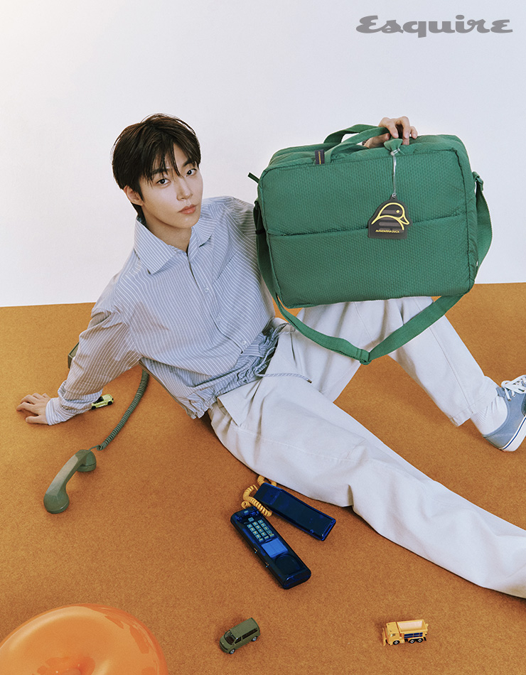 패커블 기능으로 활용도를 높인 비비드한 컬러감의 REVIVAL 토트백 29만8000원 만다리나 덕. 스트라이프 셔츠 랑방 by 무이. 팬츠 쿠어. 스니커즈 반스.