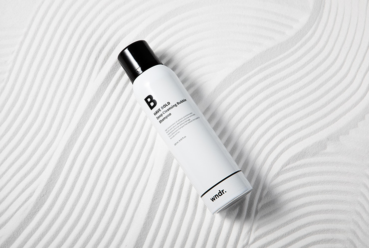 탄산 거품이 노폐물을 완벽하게 제거해주며 탈모 특허 성분이 두피와 모발에 영양을 공급해주는 샴푸. 헤브 볼드 딥 클렌징 버블 샴푸(허브향) 250ml 24,800원.