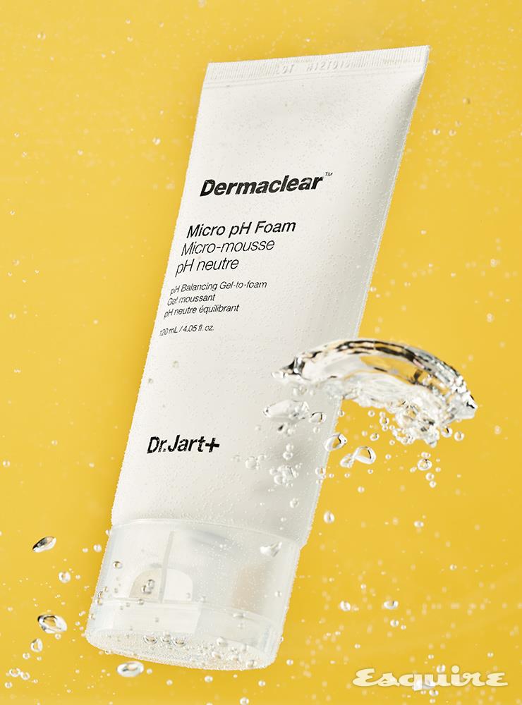 세안 후에도 피부 산성도가 무너지지 않는 더마클리어 마이크로 약산성 폼 120mL/1만8000원.