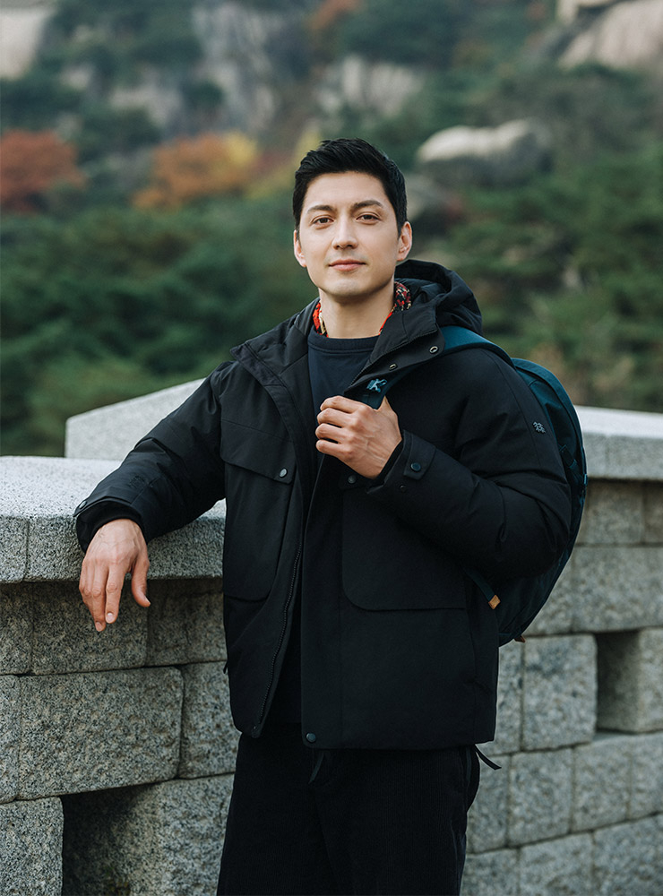  뉴랜드 다운 재킷 52만원, 스웨트셔츠 13만8000원, 코듀로이 팬츠 17만8000원, 백팩 11만8000원, 반다나 7000원 모두 코오롱스포츠.