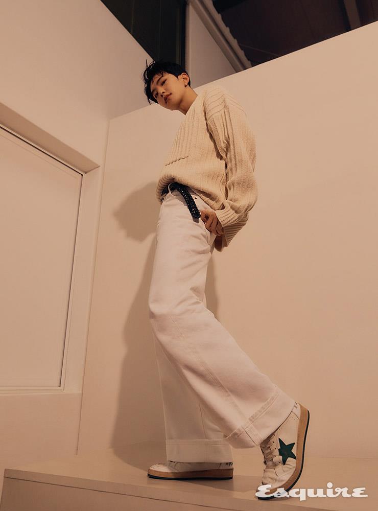 저니 컬렉션 코튼 크루넥 니트, 화이트 데님 팬츠, 스터드 이어링, 블랙 레더 벨트, 그린 볼스타 스니커즈 모두 골든구스.