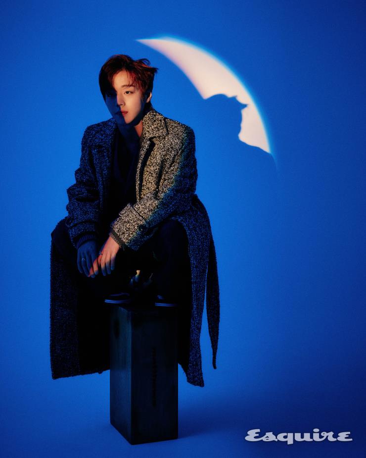 코트, 블레이저 재킷, 니트, 팬츠 모두 아미. 스니커즈 나이키.