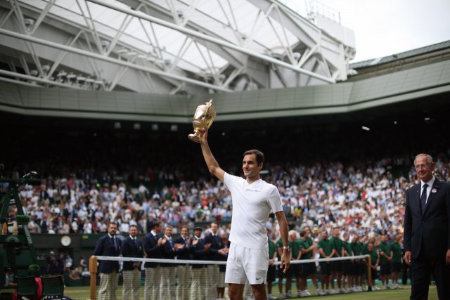 2017년 7월, 윔블던에서 열린 남자 단식 결승에서 마린 실리치를 꺾고 우승 트로피를 높이 들고 있는 모습.