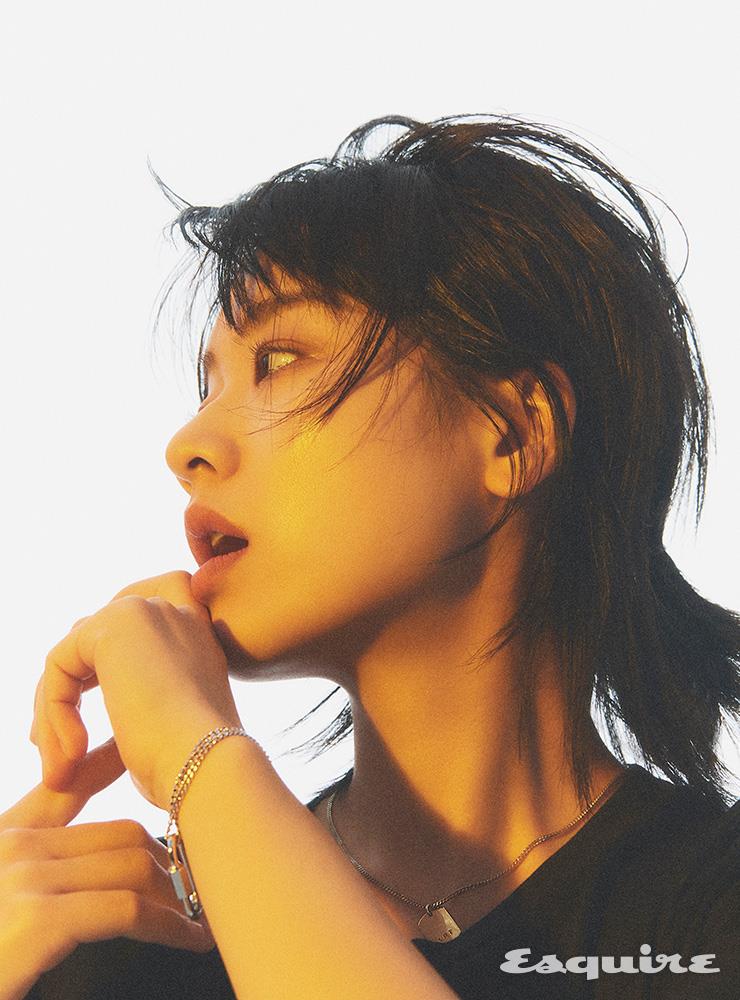 블랙 티셔츠 에트로. 골드 네크리스 베루툼. 체인 브레이슬릿 센티멍.