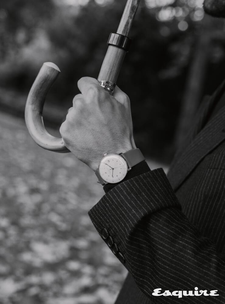 JUNGHANS 막스 빌 오토매틱, 38mm 스테인리스스틸, 회색 가죽 스트랩, 168만원. 핀스트라이프 울 블렌드 블레이저 타이거 오브 스웨덴. 우산 윌리엄 앤 선.