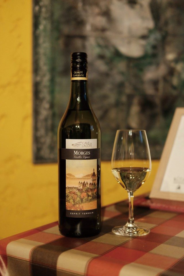 카브 드 라 코테 이쪽 지역은 400여 곳의 농장주가 하나의 와인 공장에서 포도주를 만든다. 덕분에 여기에만 가도 특징이 다양한 와인을 즐길 수 있다. 스위스의 국가 이미지와도 비슷한, 맑고 깨끗한 맛이 난다.