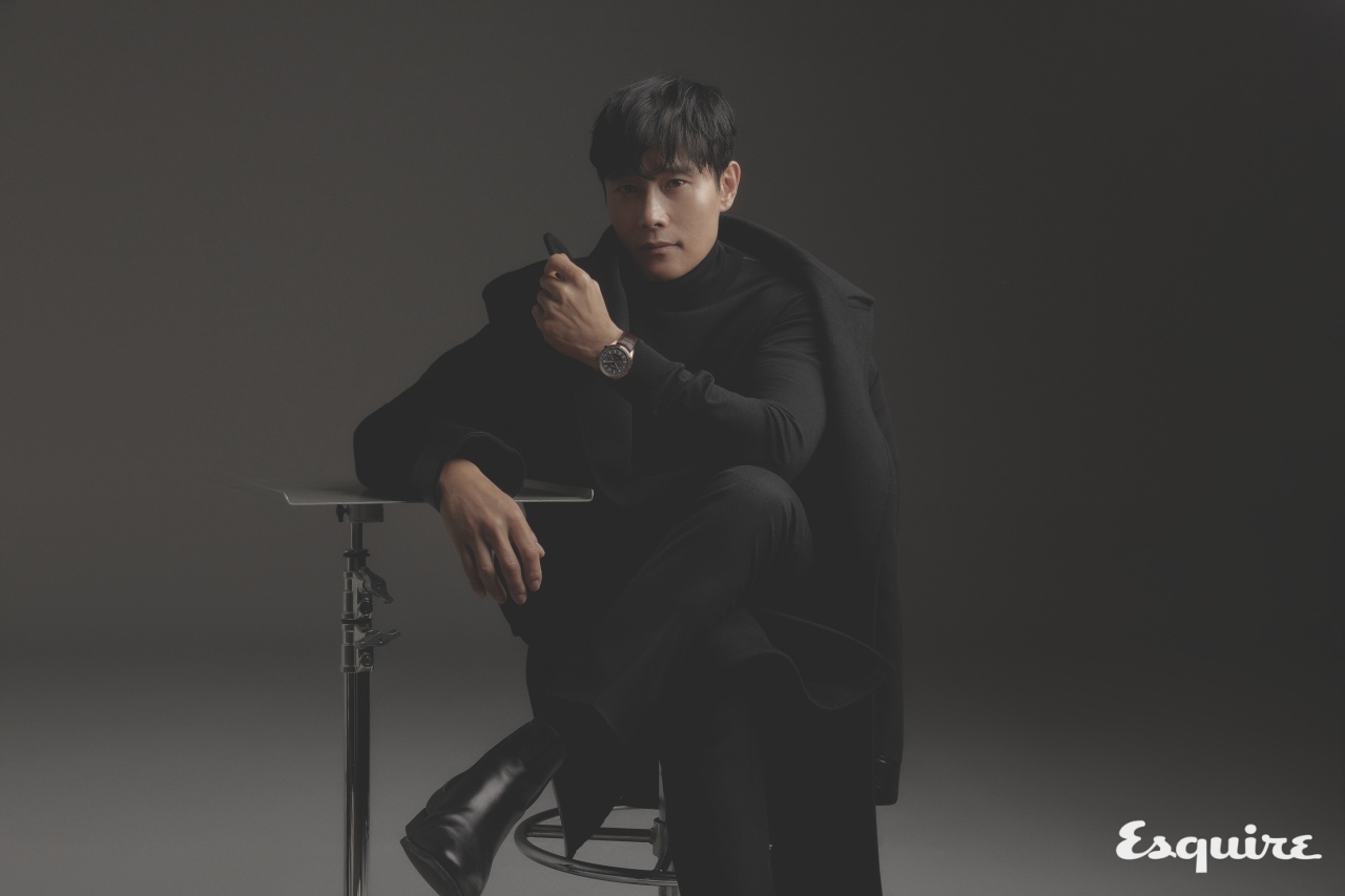 42mm 핑크 골드 케이스와 입체감이 돋보이는 그레이 컬러 다이얼, 브라운 악어가죽 스트랩이 조화를 이룬 폴라리스 크로노그래프 예거 르쿨트르. 코트, 터틀넥, 바지 모두 톰 포드. 부츠 까르미나 by 유니페어.