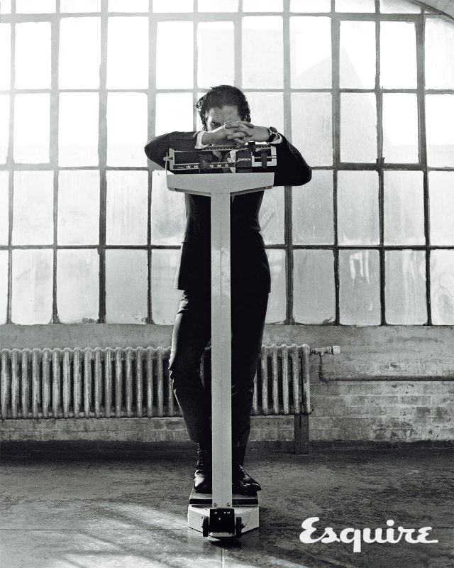 슈트, 셔츠, 타이 모두 디올 옴므. 슈즈 보스. 시계 태그호이어.