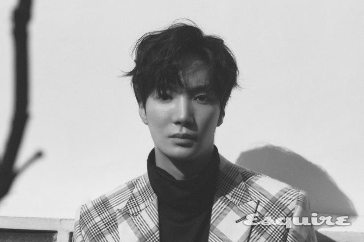 체크 패턴 재킷 디올 맨, 블랙 터틀넥 탑 코스.