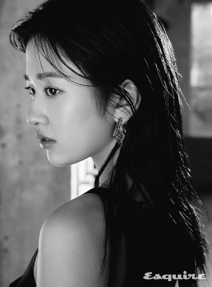슬리브리스 롱 드레스 가격 미정, FF 모티브 이어링 100만원대 모두 펜디.