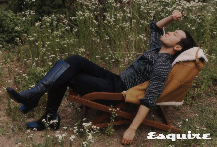 램 스킨 시어링 코쿤 케이프, 실크 클래식 이브 칼라 스트라이프 셔츠, 그레인 드 푸드레 하이웨이스트 팬츠, 카프스킨 하이 부츠 모두 생 로랑 by 안토니 바카렐로.