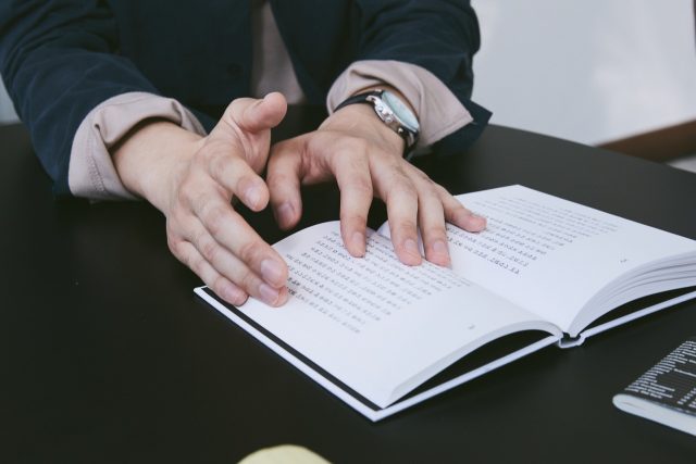 “편집 디자인은 폰트를 고르는 데 굉장히 많은 시간을 할애해요. 폰트를 옷 만드는 것에 비유하면 옷감이라 할 수 있어요. 어떤 옷감으로 만드느냐에 따라 옷이 달라지잖아요. 프린트가 아무리 화려해도 원단이 좋지 않으면 눈길이 가지 않는 것처럼. 그만큼 글자가 굉장히 중요하다는 거예요. 그래서 아무리 멋진 그림, 그래픽 이미지를 사용해도 폰트를 잘못 쓰면 그저 안타깝죠.” 신건모 작가의 말이다.