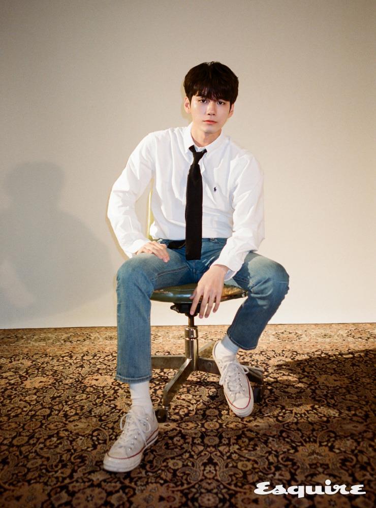 화이트 셔츠 폴로 랄프 로렌. 데님 팬츠 더니트컴퍼니. 스니커즈 컨버스. 니트 타이 스타일리스트 소장품.