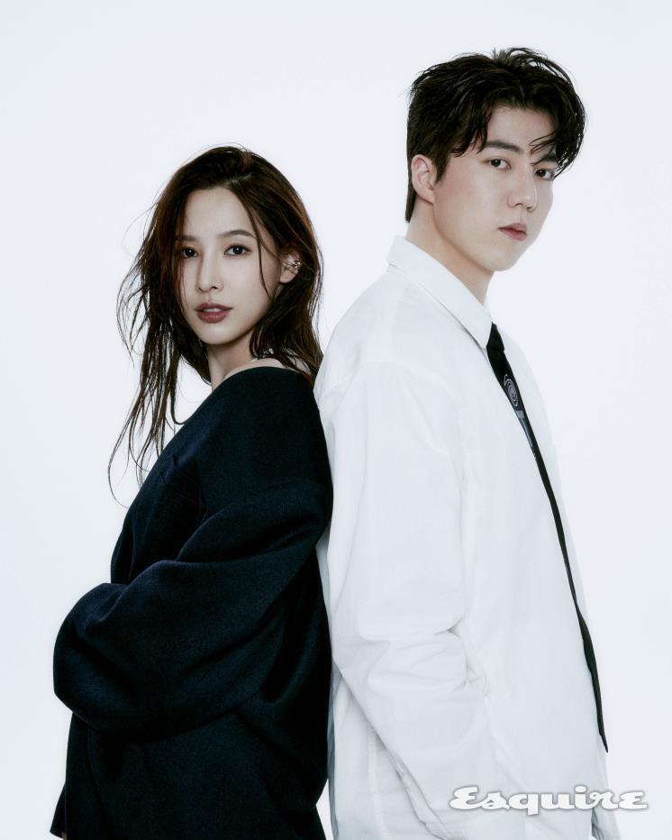 (희두) 셔츠 인뎁스 리포트. 타이 스투시. (나연) 원 숄더톱 오프화이트. 재킷 아더에러. 이어커프 스타일리스트 소장품.