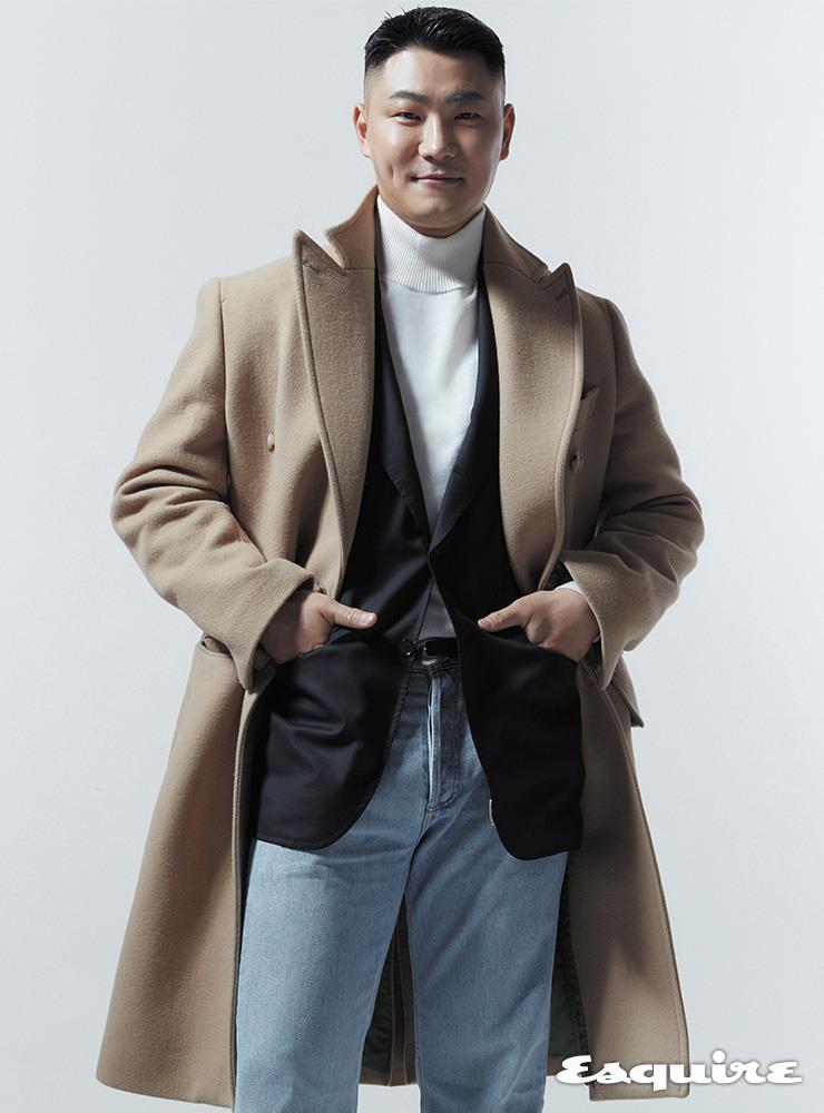 베이지 더블브레스트 코트, 재킷 모두 꼬르노 서울. 모크넥 스웨터 유니클로. 팬츠 산드로 옴므. 벨트 8 by YOOX.