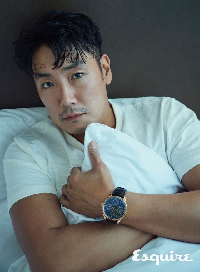 티셔츠 에피그램. 연도, 월, 날짜, 요일을 한눈에 볼 수 있는 레드 골드 케이스 & 그레이 다이얼 포르투기저 퍼페추얼 캘린더 워치 IWC.