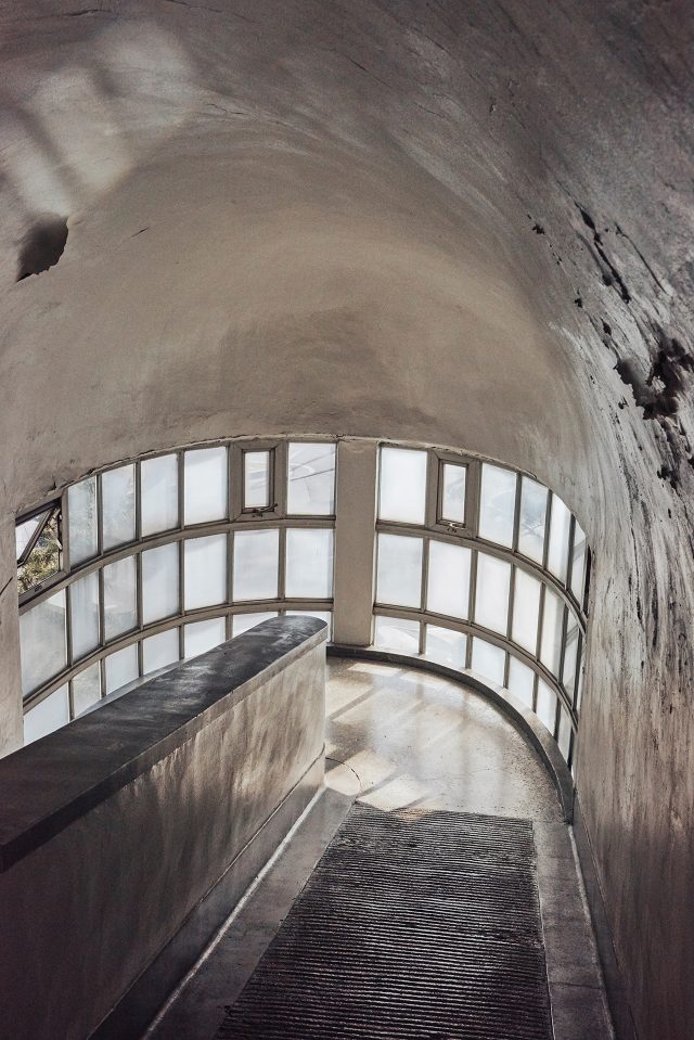 김중업은 동그란 천장이 유리이길 바랐다.