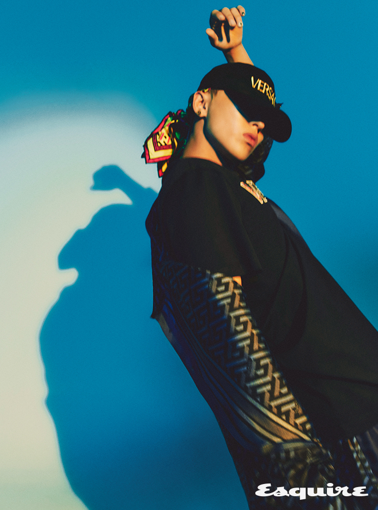 그래픽 메두사 프린트 재킷, 블랙 로고 프린트 티셔츠, 블랙 로고 볼캡, 그래픽 프린트 스카프 모두 베르사체.